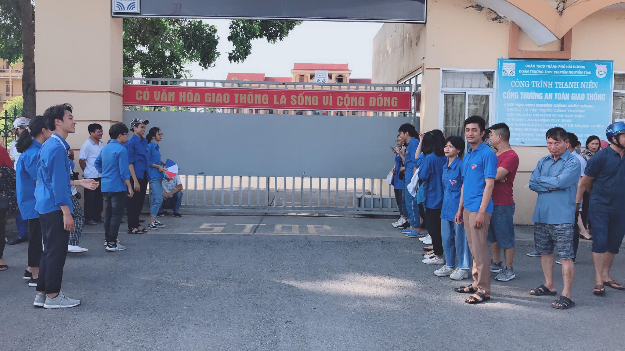 Các “chiến binh xanh” tiếp sức mùa thi tại Chuyên Nguyễn Trãi