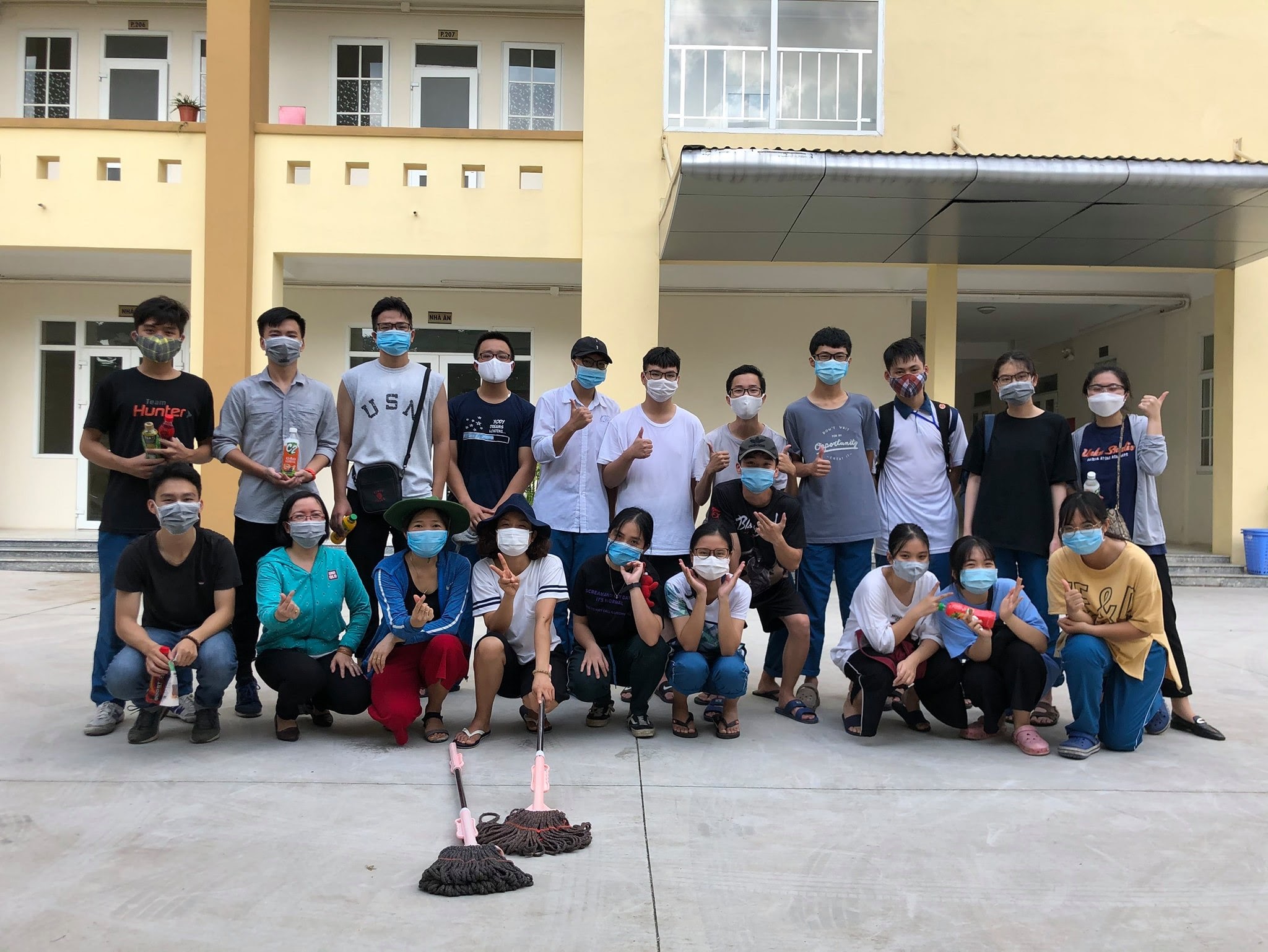ĐVTN chuyên Nguyễn Trãi gấp rút dọn dẹp KTX trở thành khu cách ly trong dịch Covid!