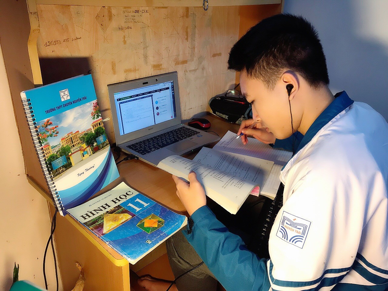 Học sinh Nguyễn Anh Duy (11 Nga) học trực tuyến, 4/2019  (Ảnh do gia đình cung cấp)