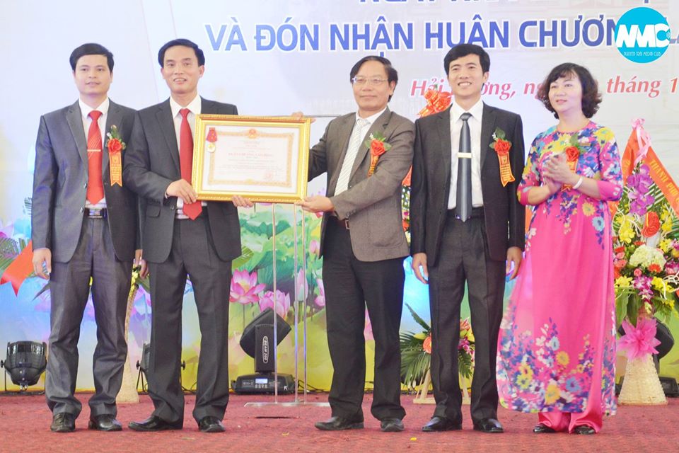 Nhà trường đón nhận huân chương Lao động hạng Nhất năm 2015