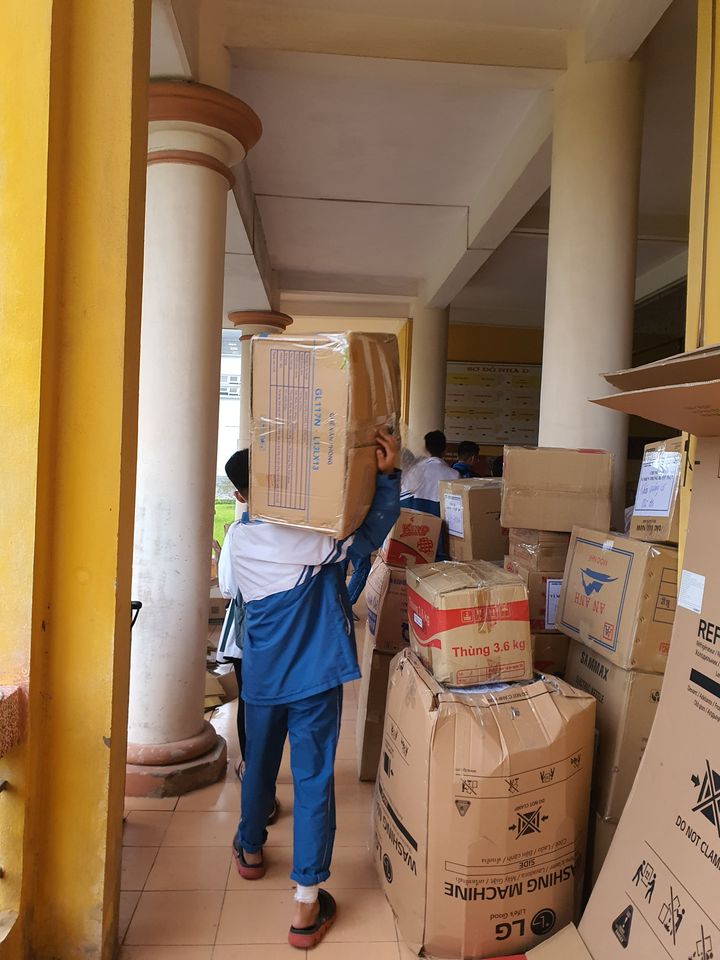 Trường THPT Chuyên Nguyễn Trãi chung tay ủng hộ đồng bào miền Trung.