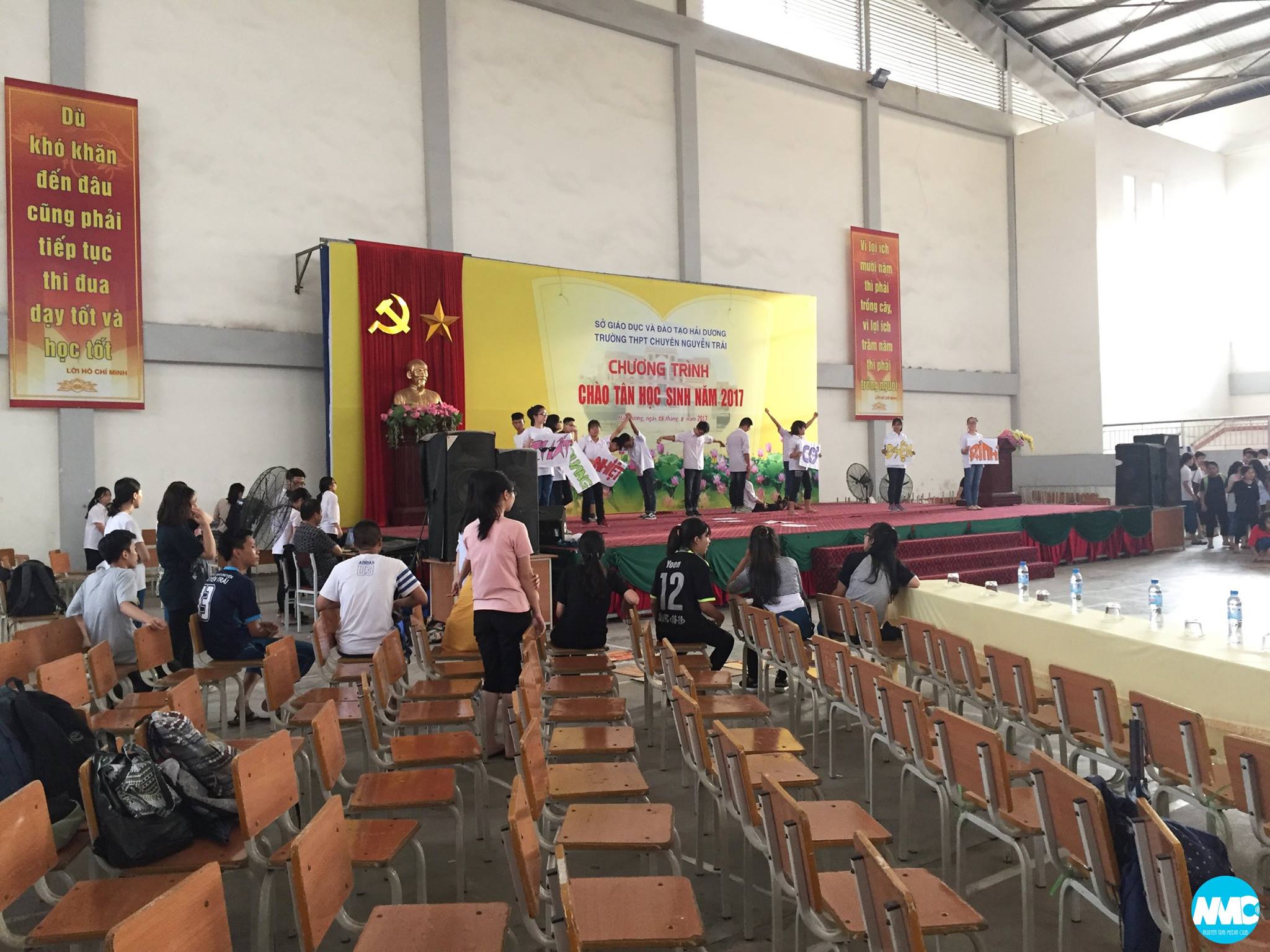 Các khối chuyên đã chuẩn bị chào tân học sinh như thế nào?