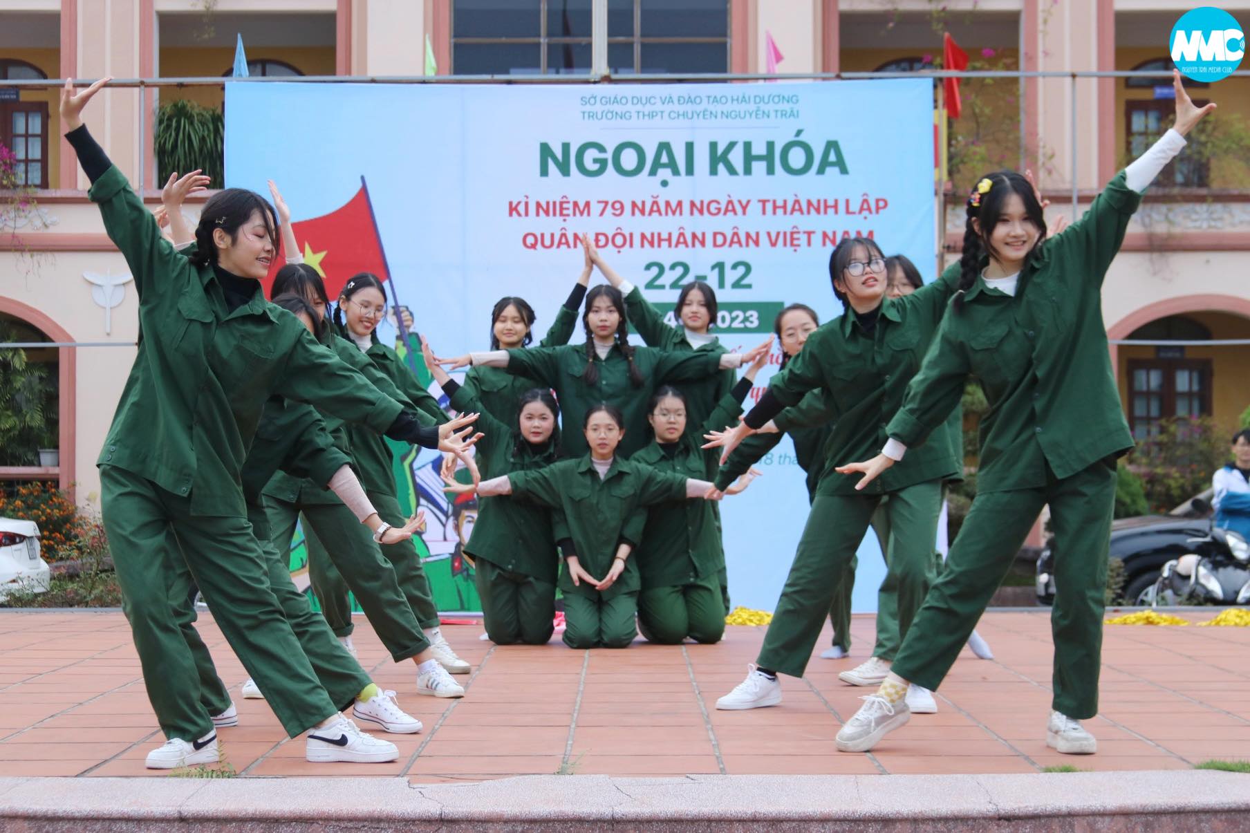Nhấn để phóng to