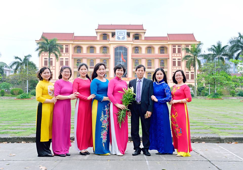 Các thế hệ cán bộ công đoàn trường THPT chuyên Nguyễn Trãi gặp mặt đầu xuân Canh Tý