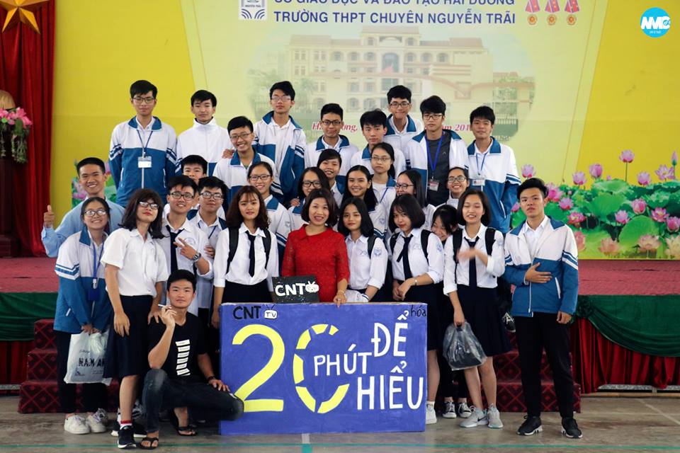 Chào cờ và chuyên mục ngoại khóa “kĩ năng sinh tồn”