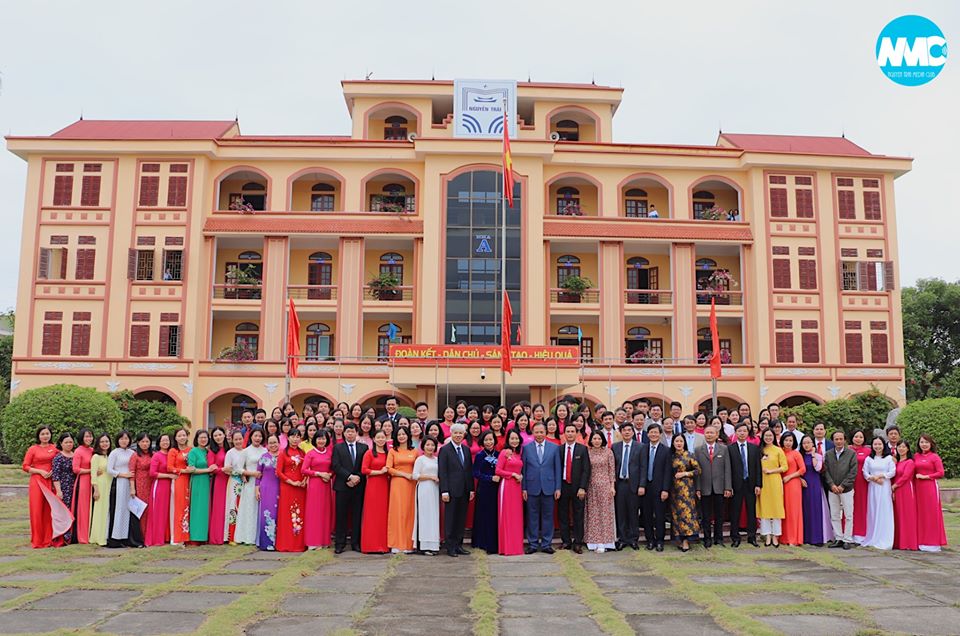 Tập thể giáo viên nhà trường chụp ảnh lưu niệm cùng Bí thư Tỉnh ủy tỉnh Hải Dương Nguyễn Mạnh Hiển,11/2019