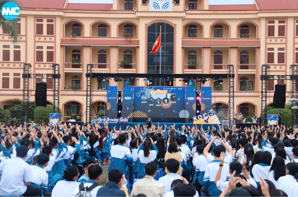 Còi Show “ Lái xe an toàn ” tưng bừng tại THPT Chuyên Nguyễn Trãi
