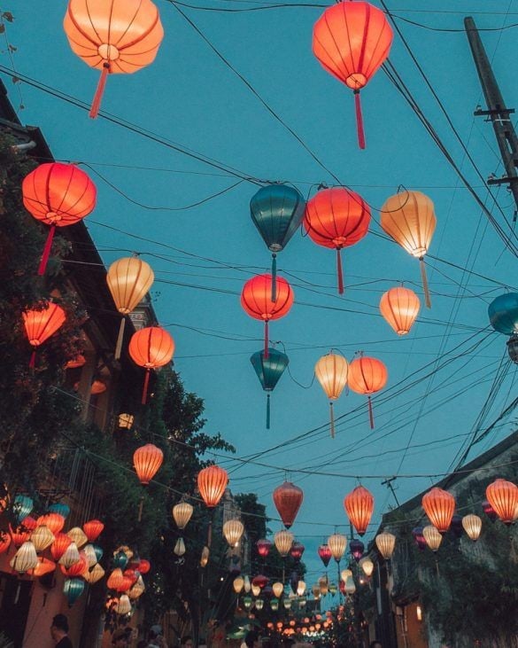 Trung thu năm nay, ai sẽ cùng bạn dạo quanh dưới ánh đèn đường?