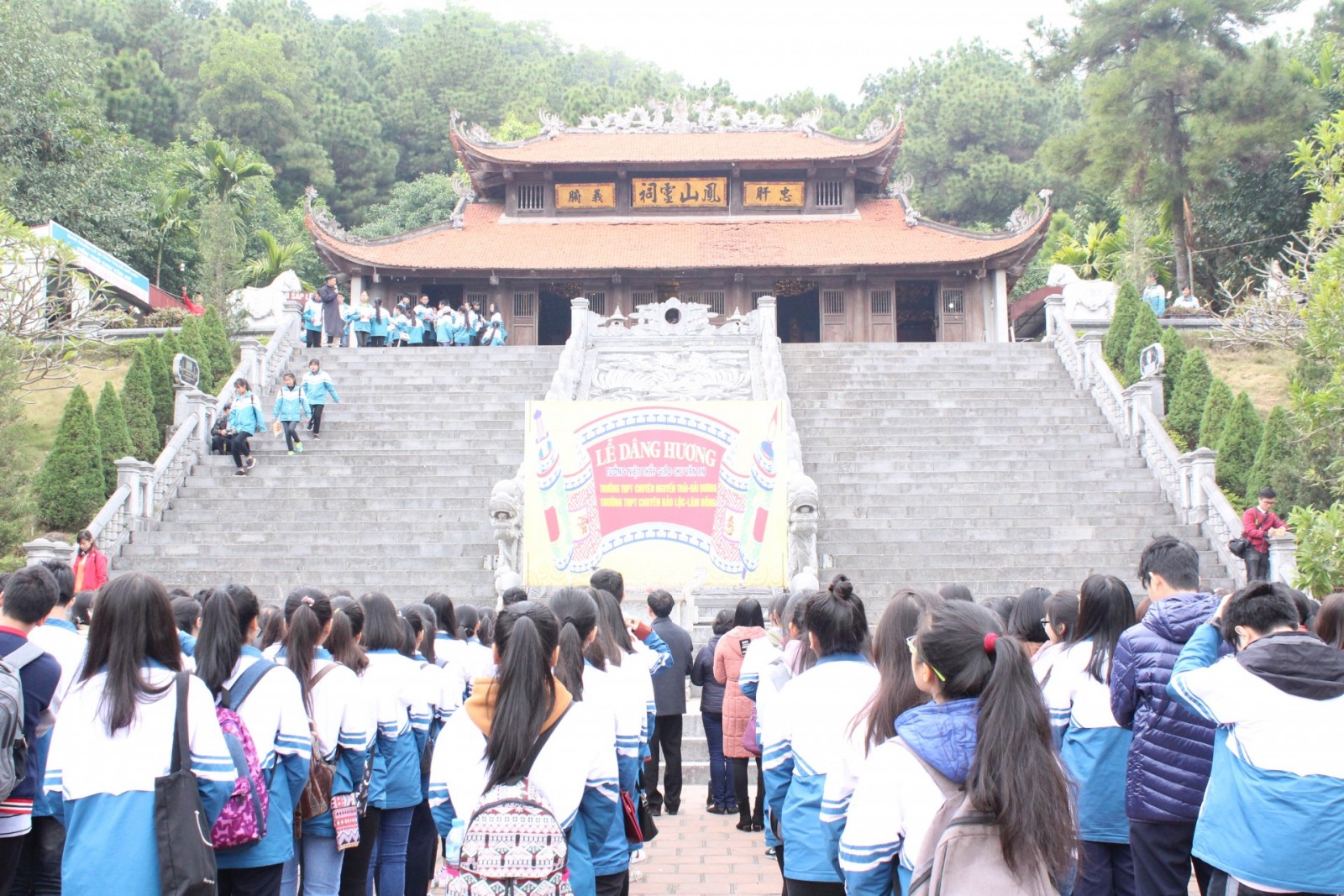 TRƯỜNG THPT CHUYÊN NGUYỄN TRÃI TỔ CHỨC CHUYẾN DÂNG HƯƠNG, XUẤT QUÂN ĐỘI TUYỂN HỌC SINH GIỎI QUỐC GIA NĂM HỌC 2017-2018.