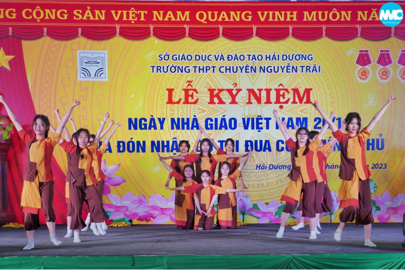 Nhấn để phóng to