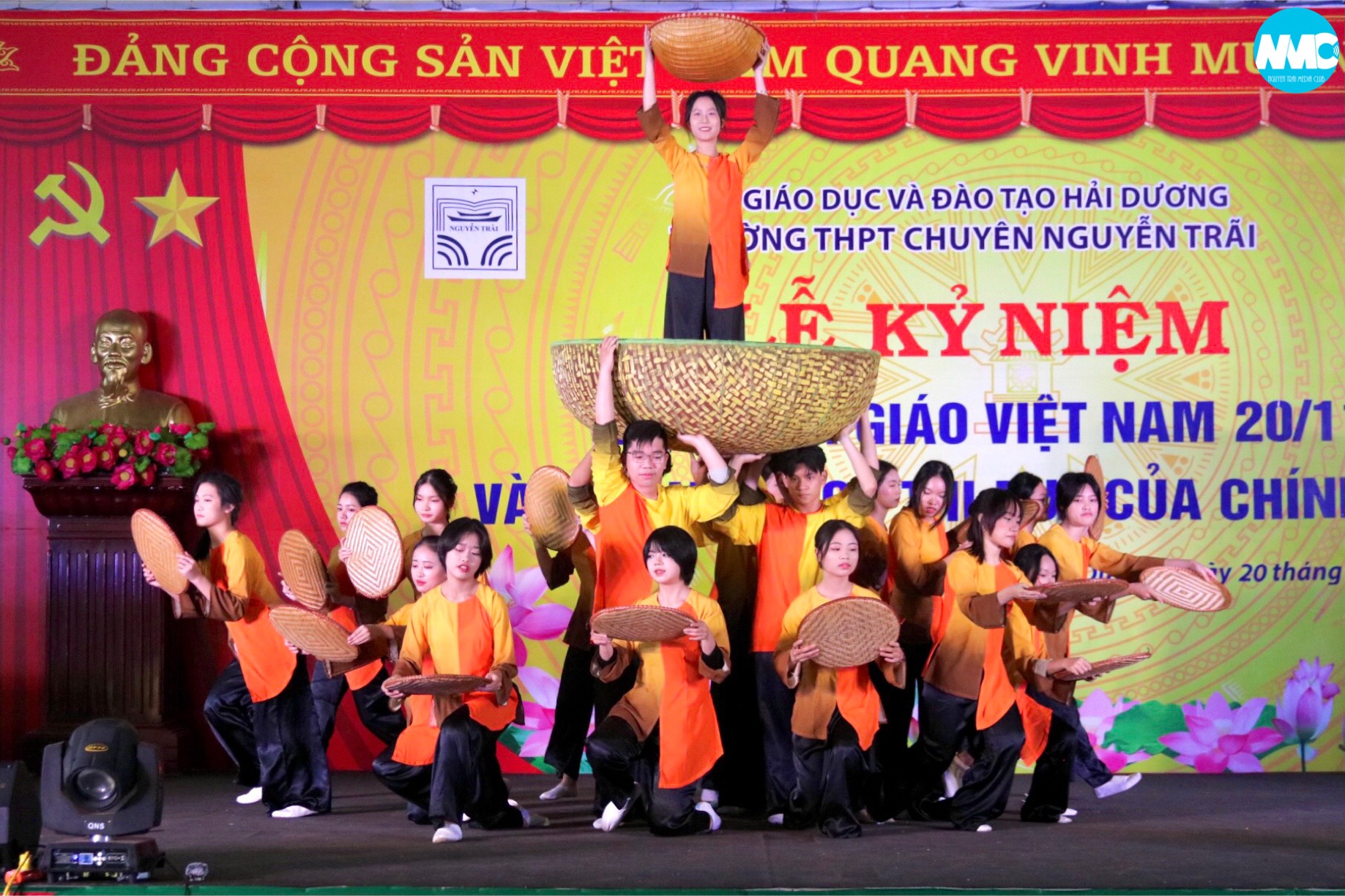 Nhấn để phóng to