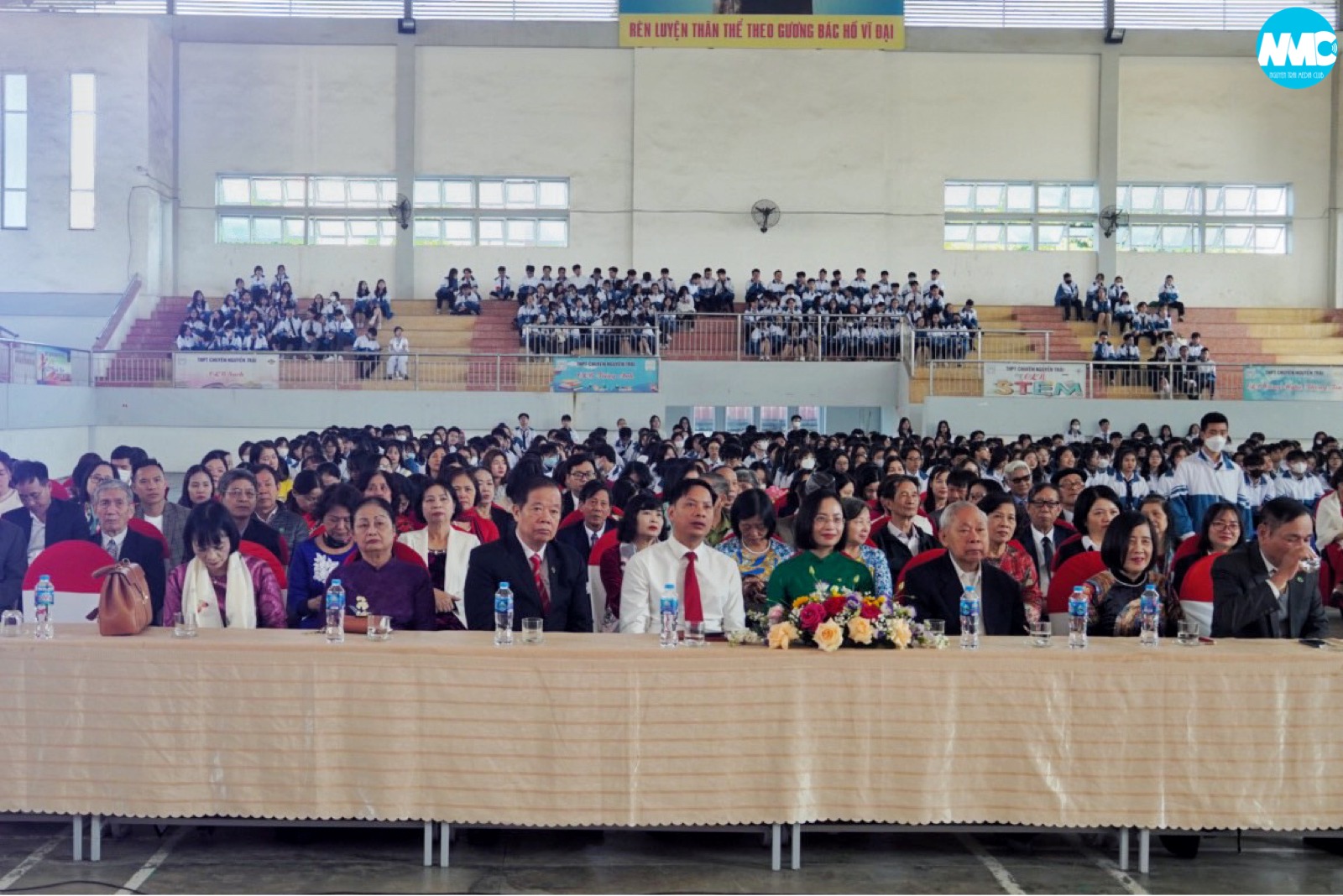 Nhấn để phóng to