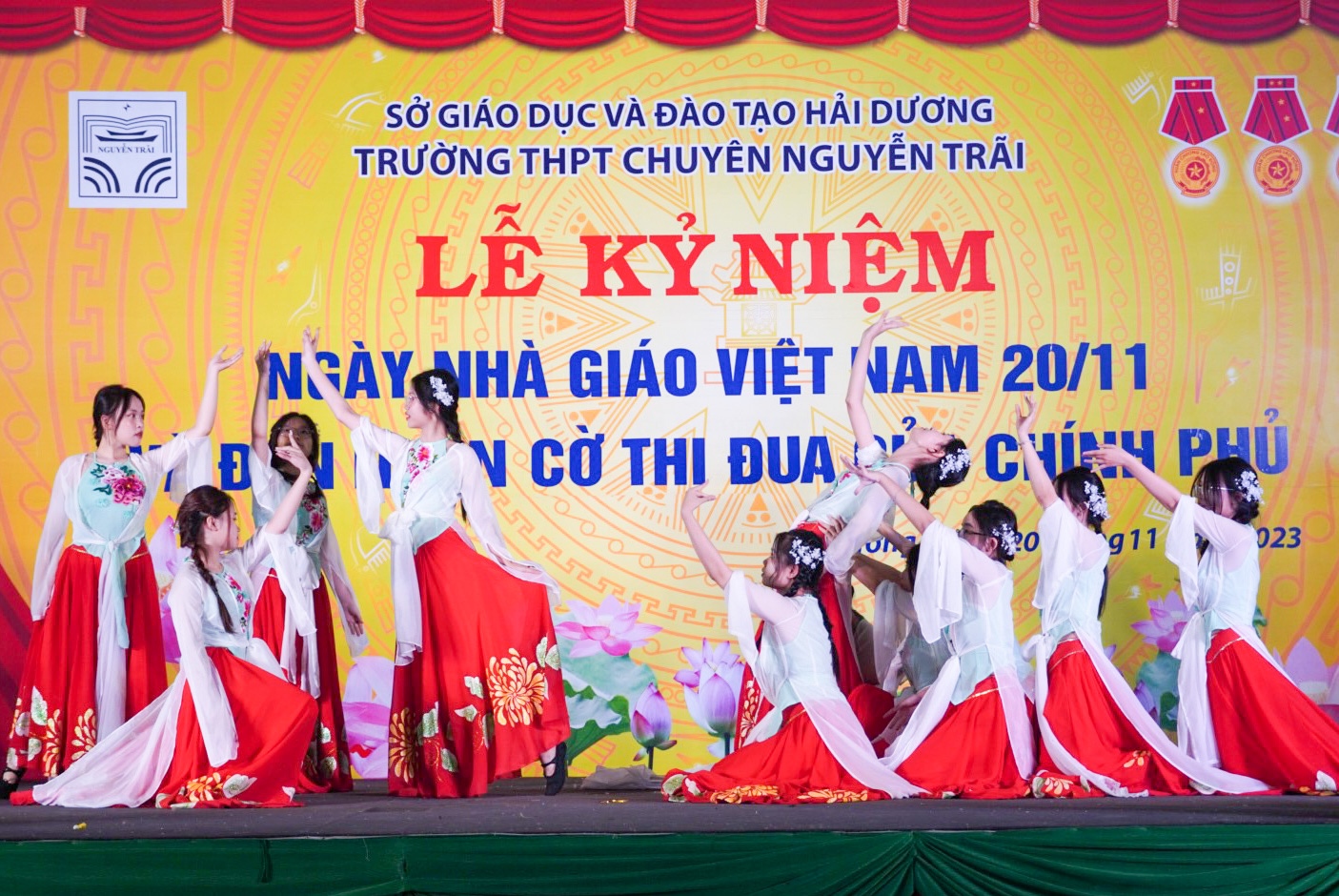 Nhấn để phóng to