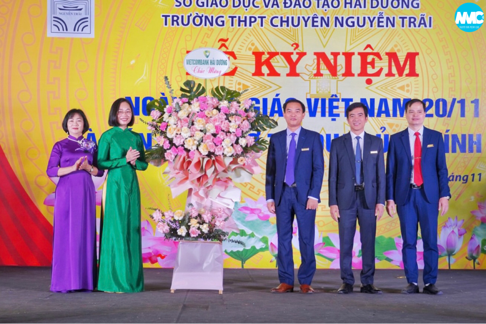 Nhấn để phóng to