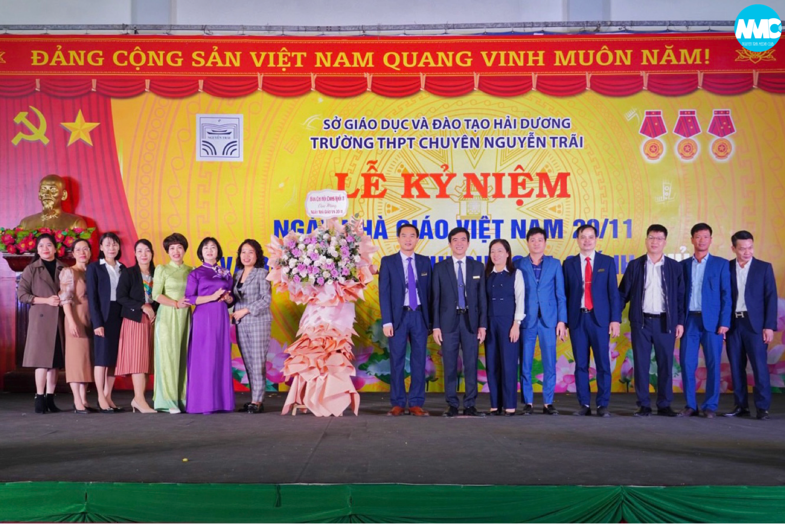 Nhấn để phóng to