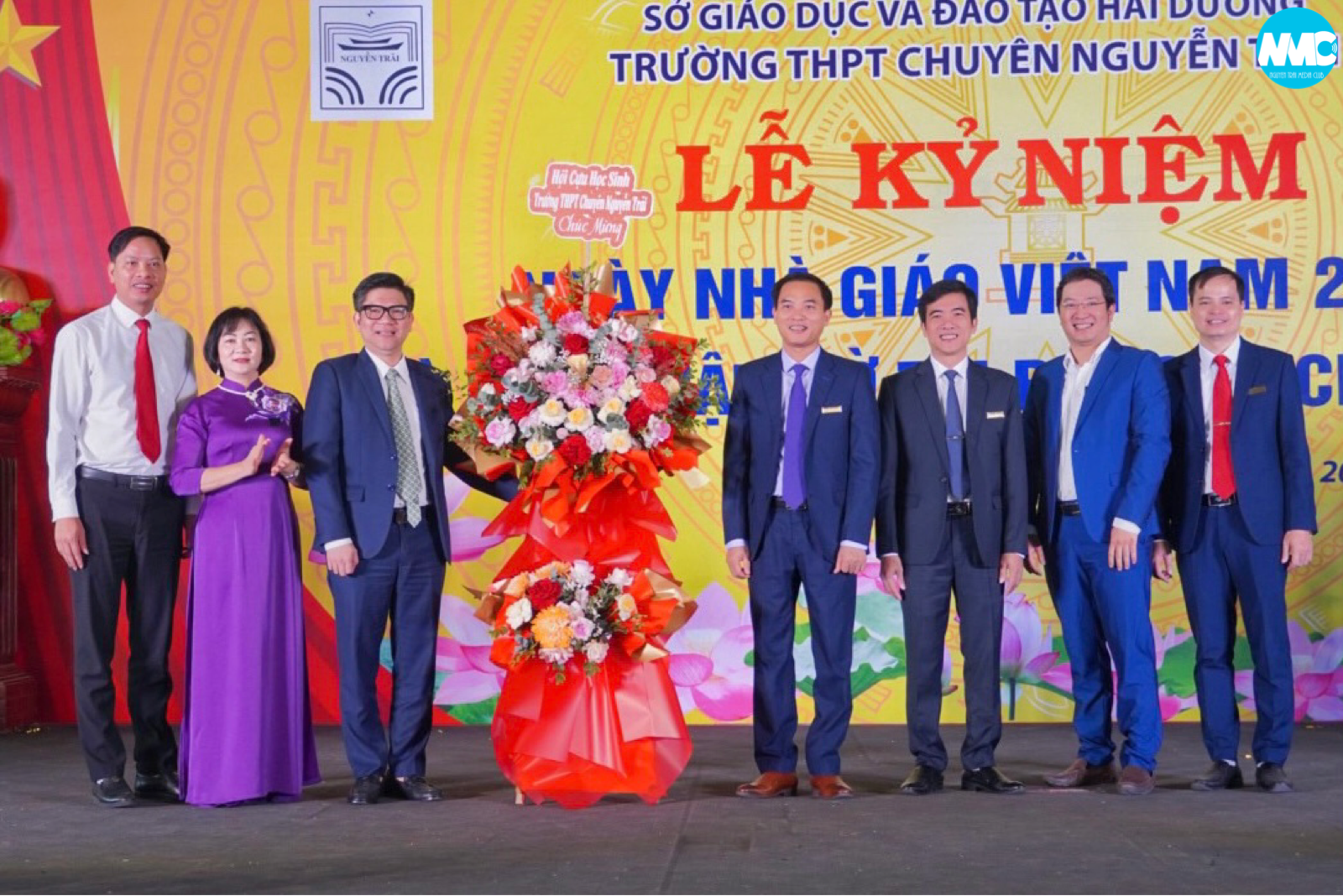 Nhấn để phóng to
