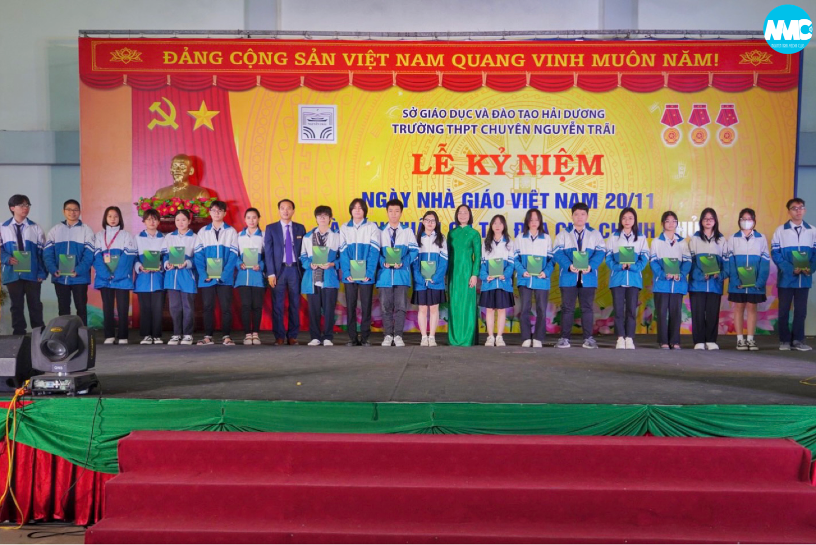 Nhấn để phóng to