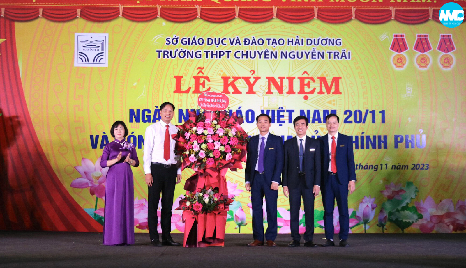 Nhấn để phóng to