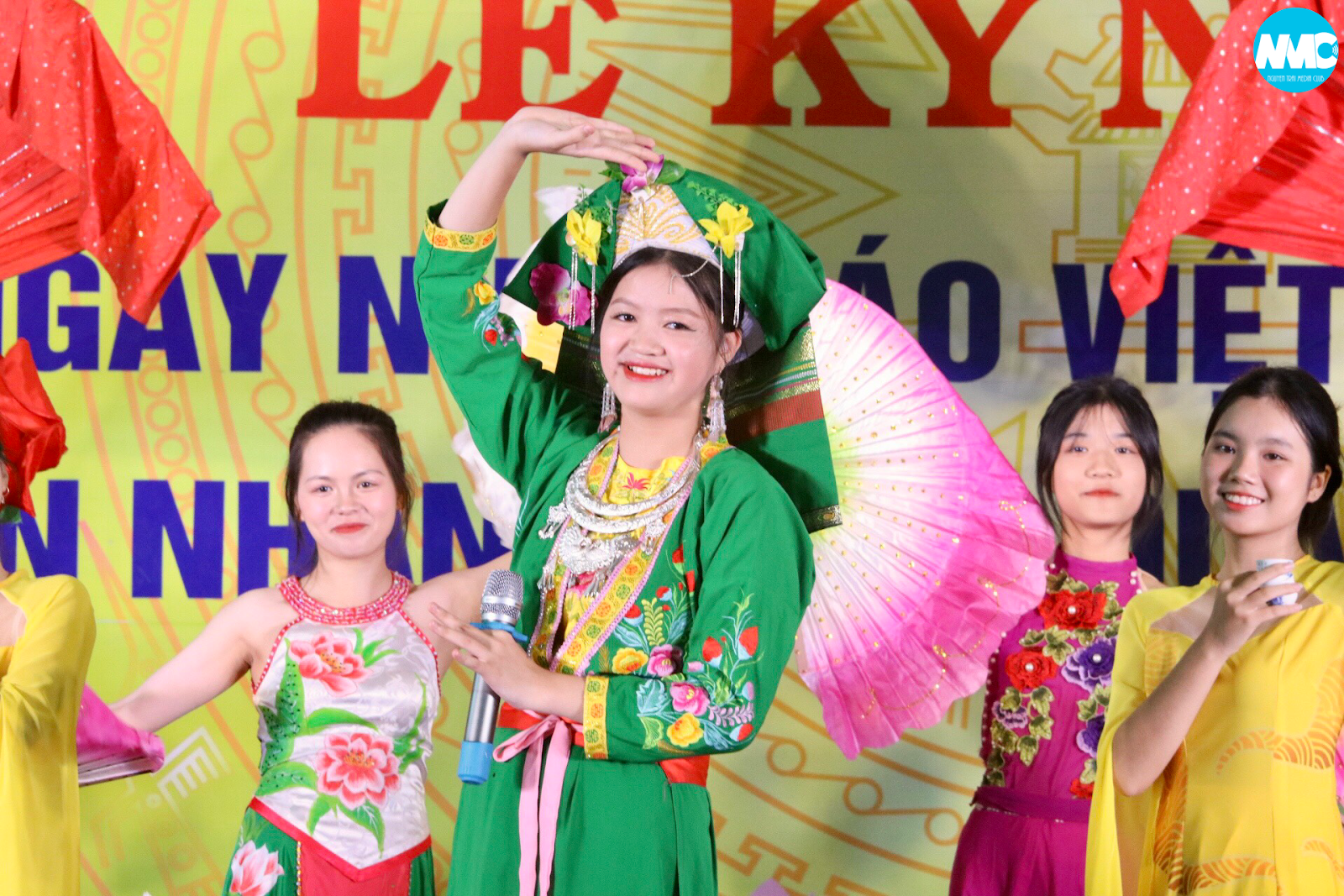 Nhấn để phóng to