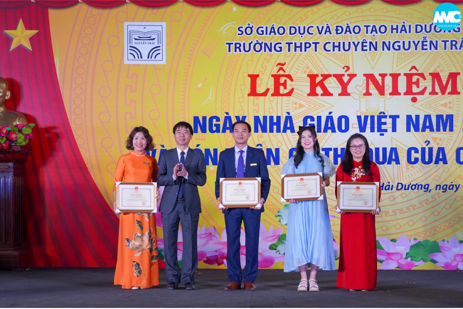 Nhấn để phóng to
