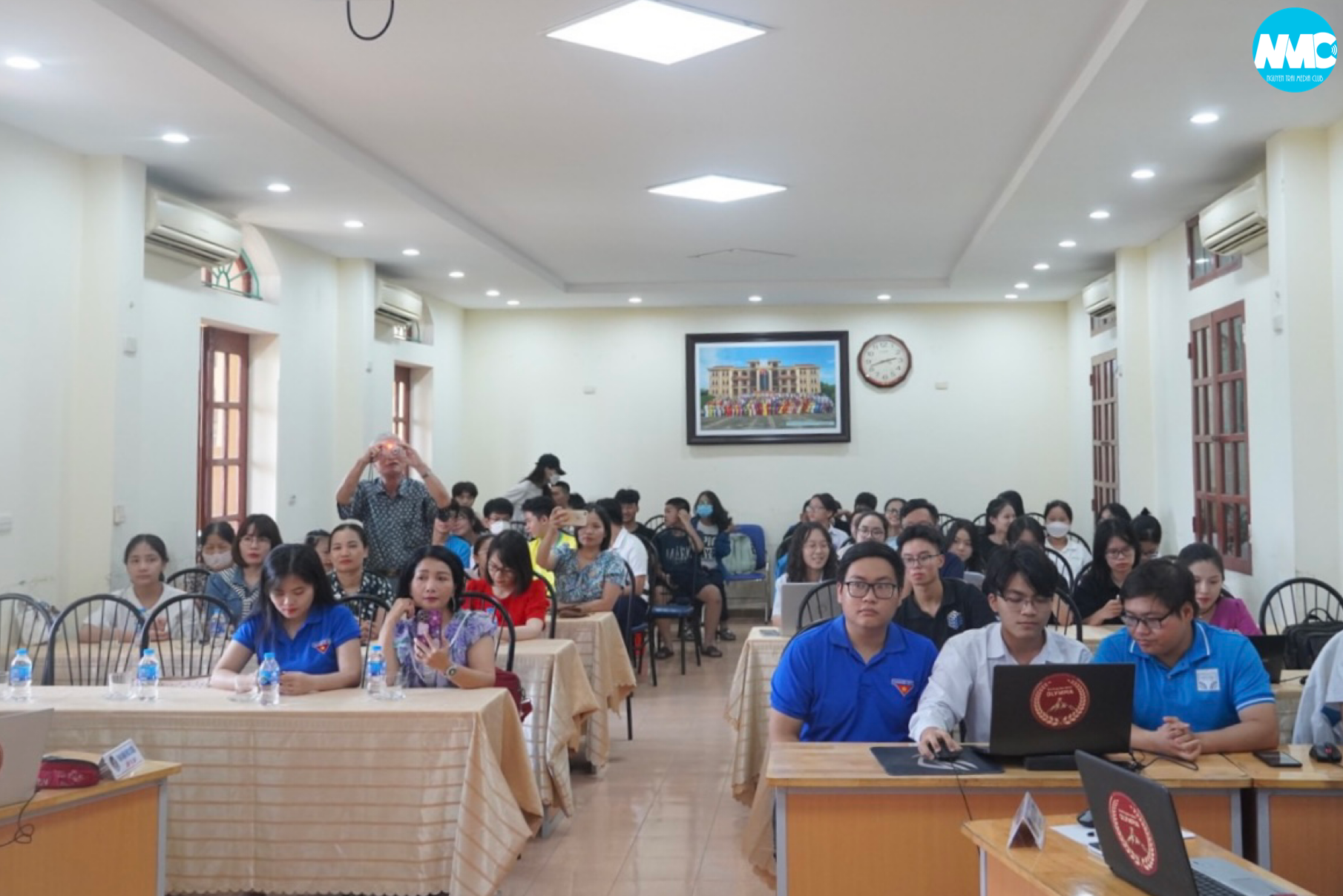 Nhấn để phóng to