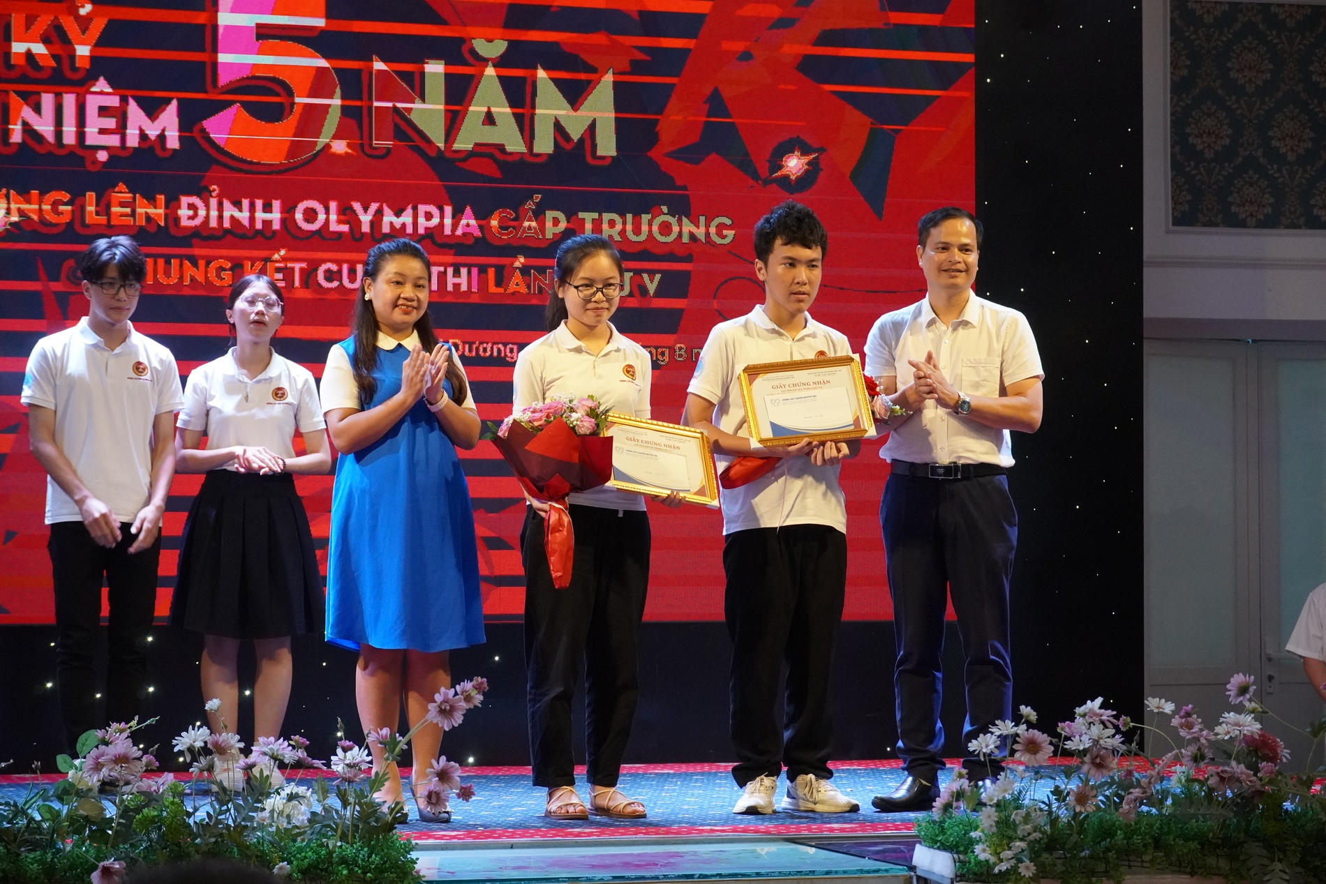 Nhấn để phóng to