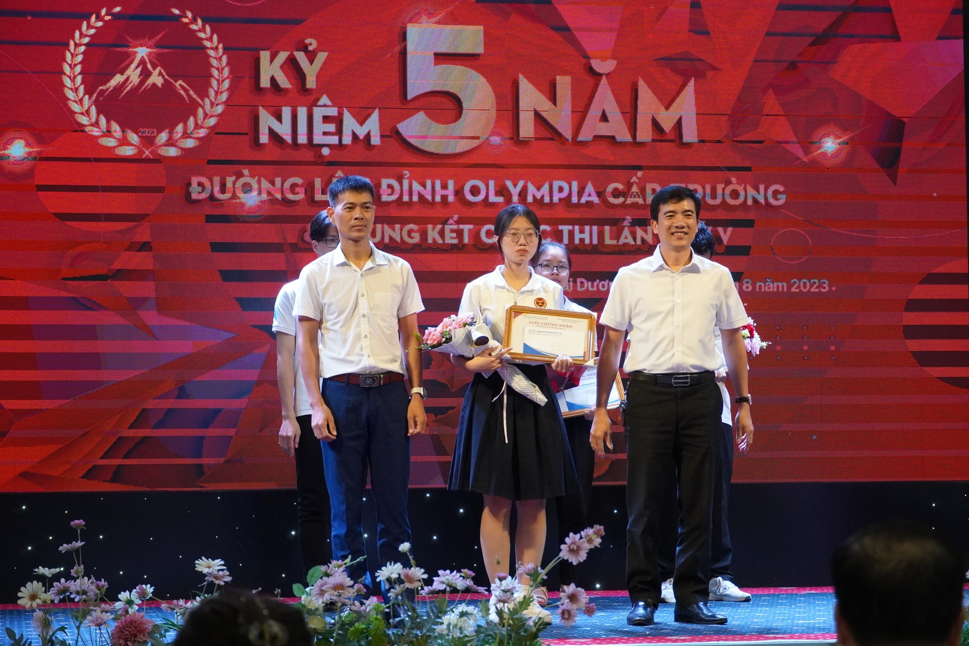 Nhấn để phóng to