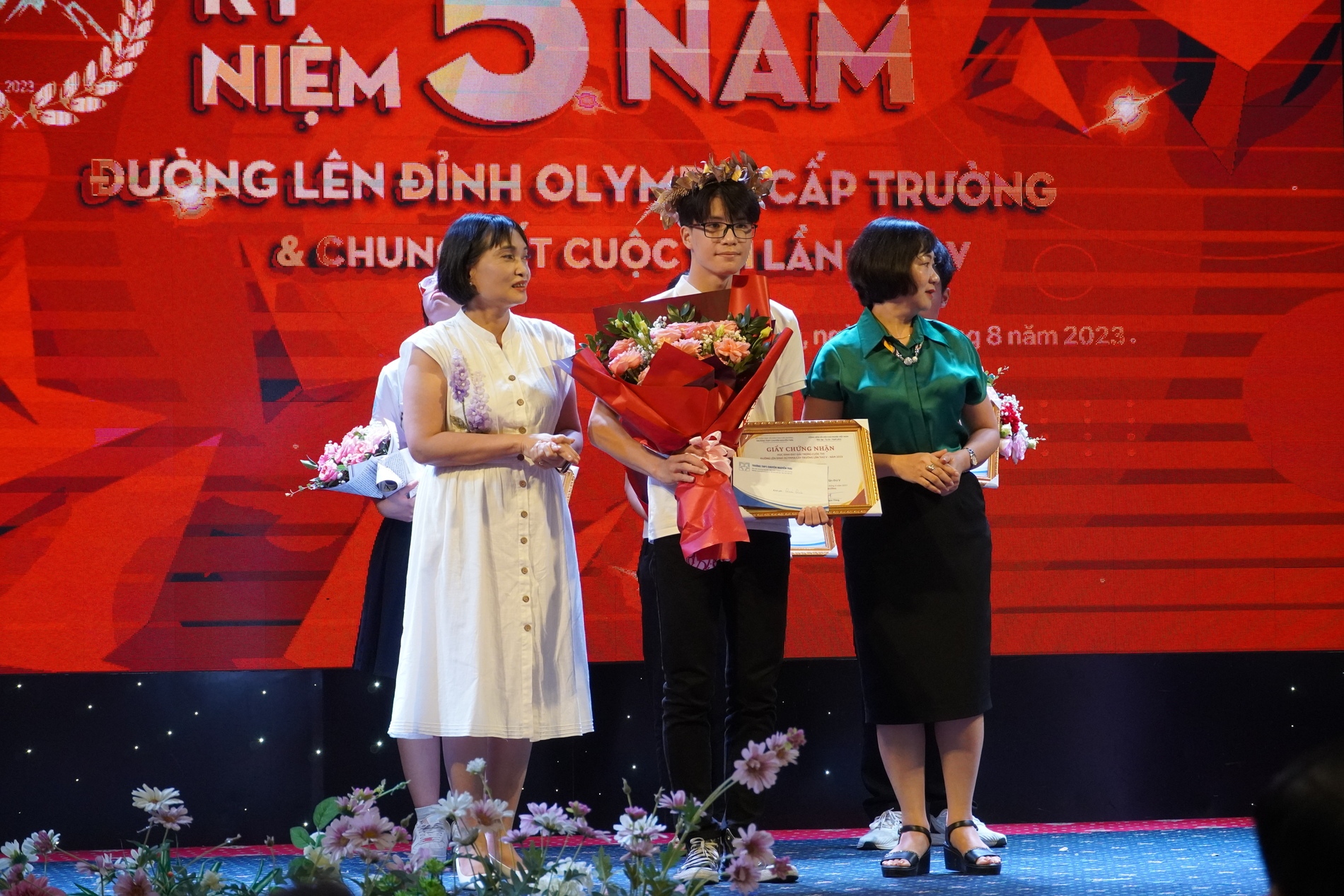 Nhấn để phóng to