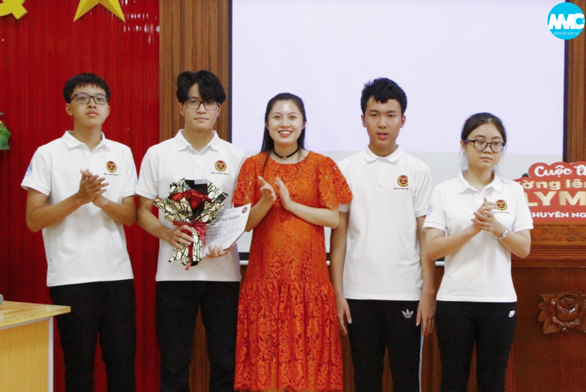 Nhấn để phóng to