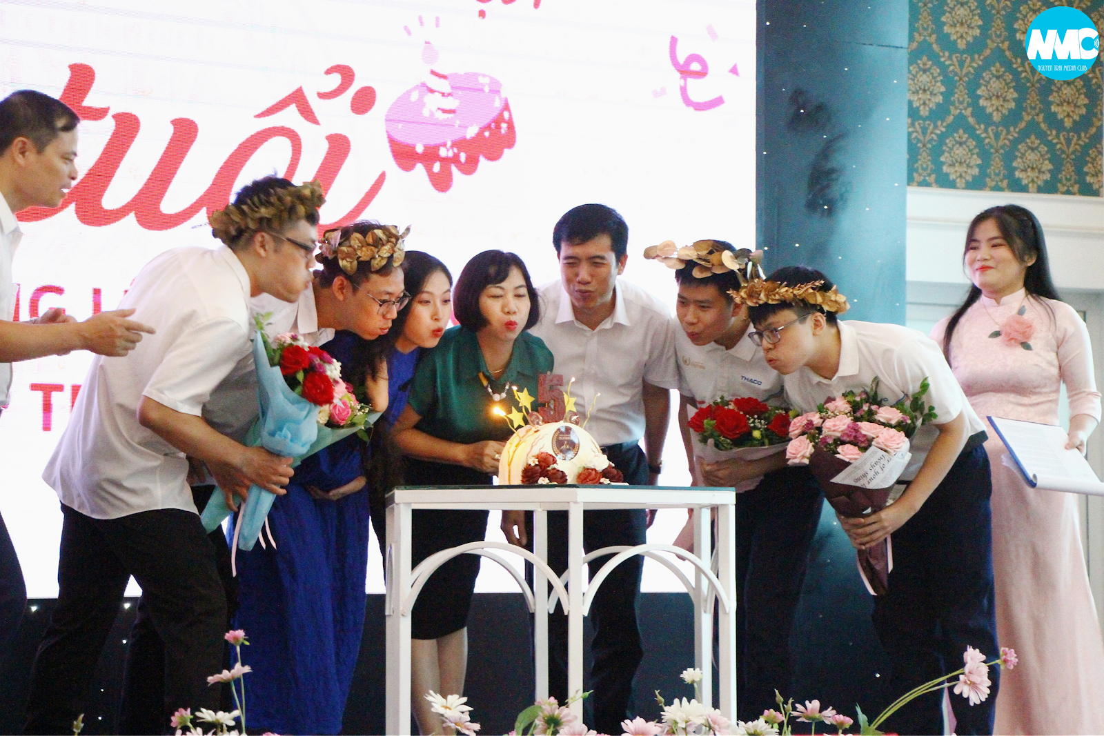 Nhấn để phóng to
