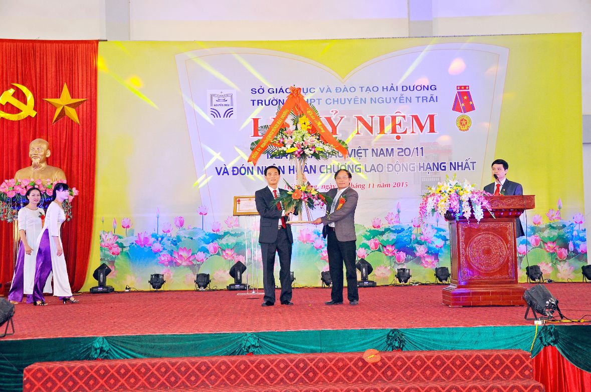 Nhấn để phóng to
