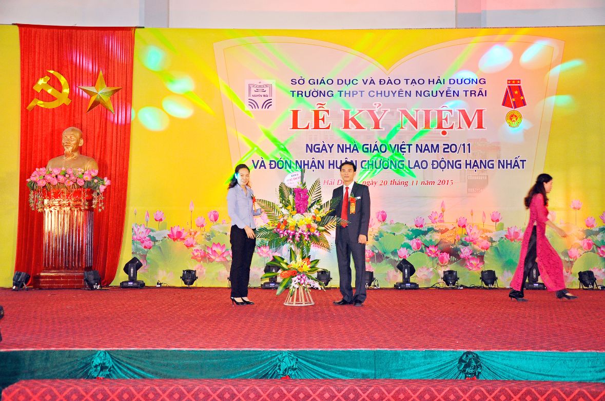 Nhấn để phóng to
