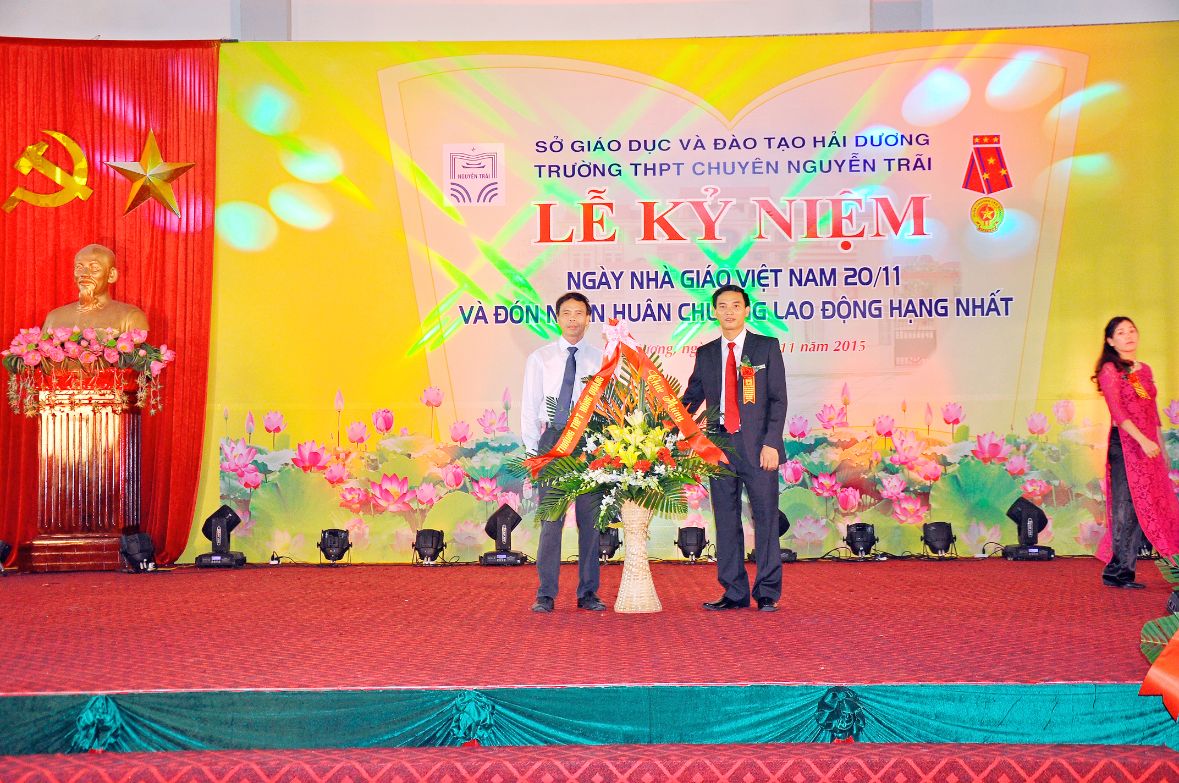 Nhấn để phóng to