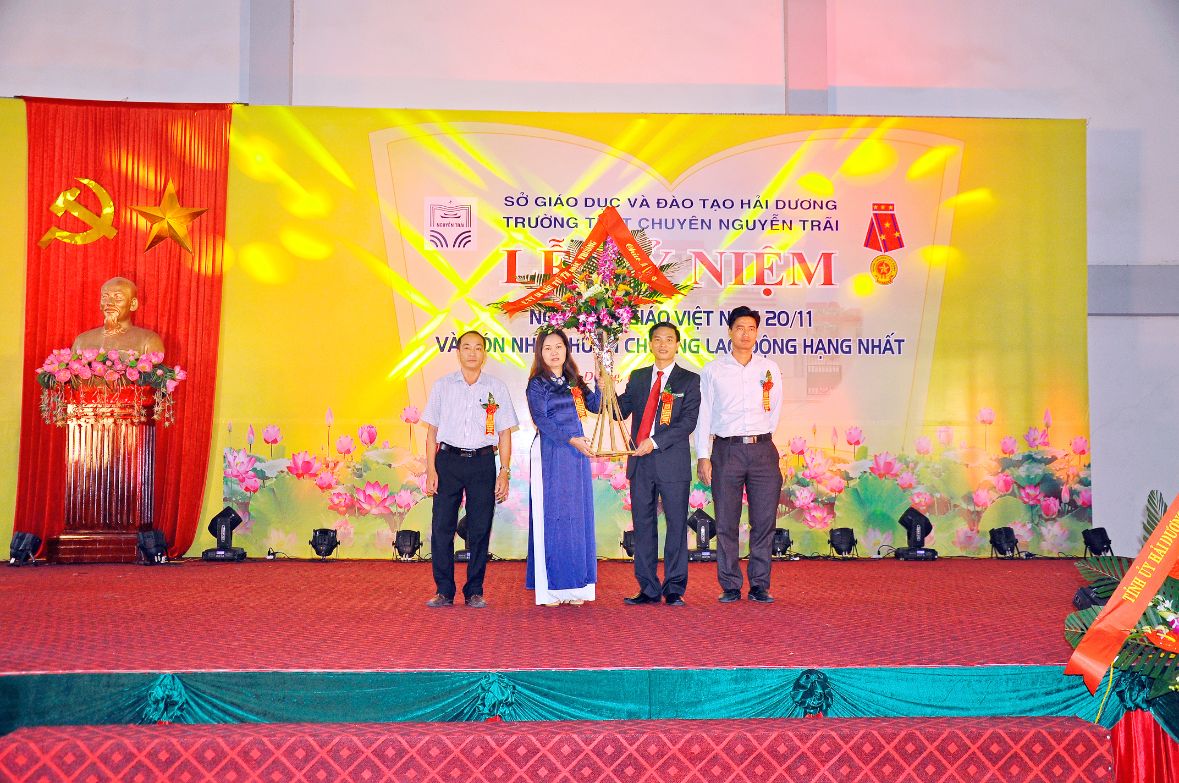Nhấn để phóng to
