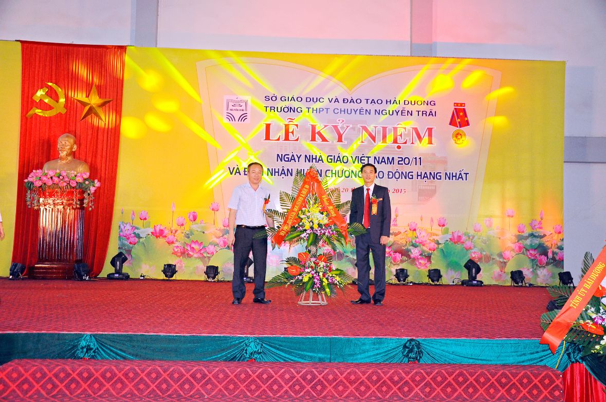 Nhấn để phóng to
