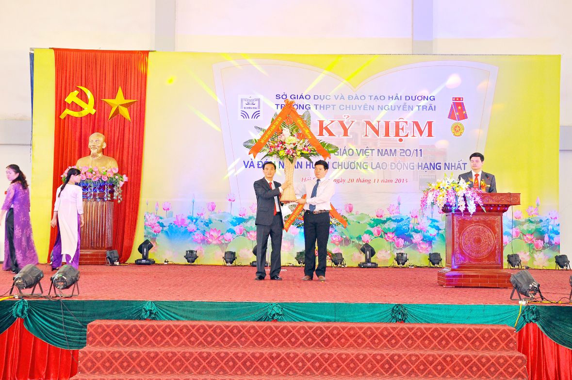 Nhấn để phóng to