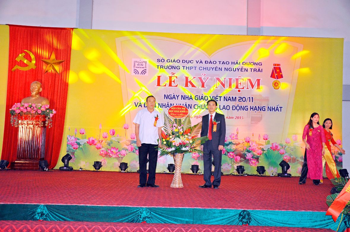 Nhấn để phóng to