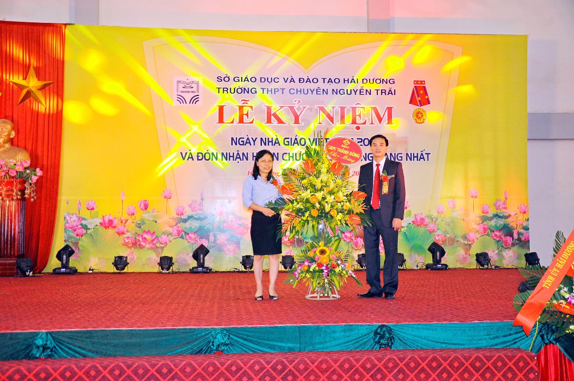 Nhấn để phóng to