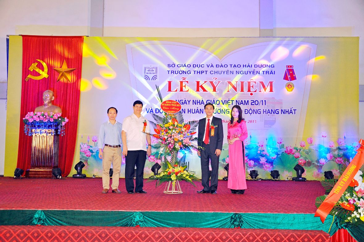 Nhấn để phóng to