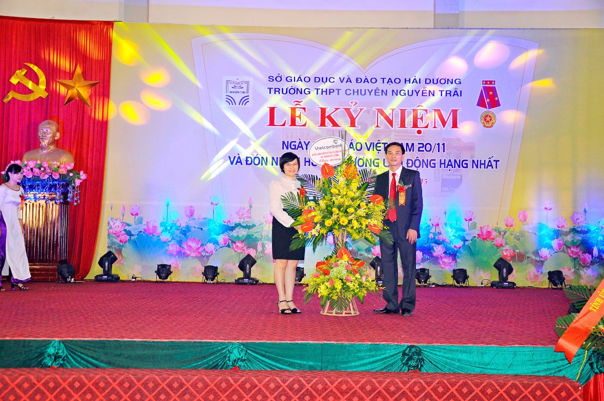 Nhấn để phóng to