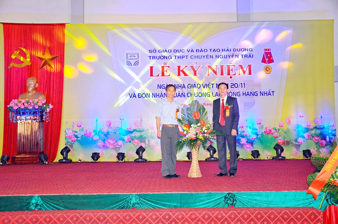 Nhấn để phóng to