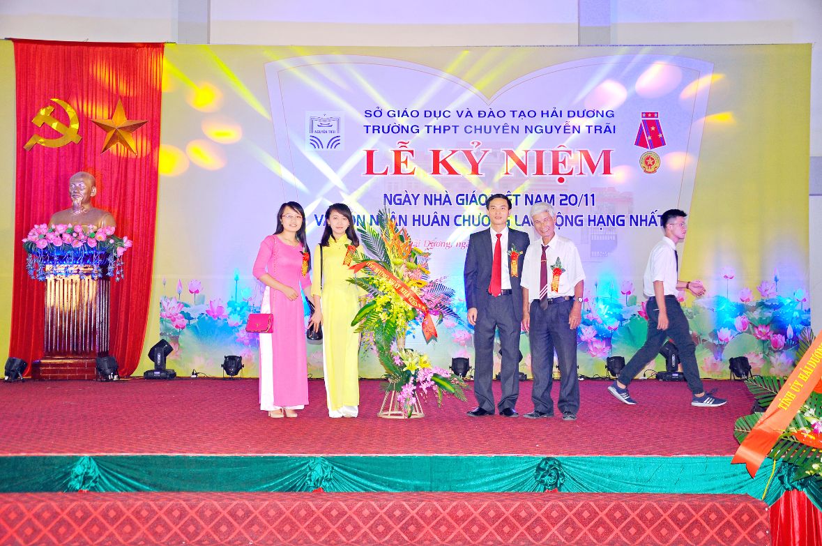 Nhấn để phóng to
