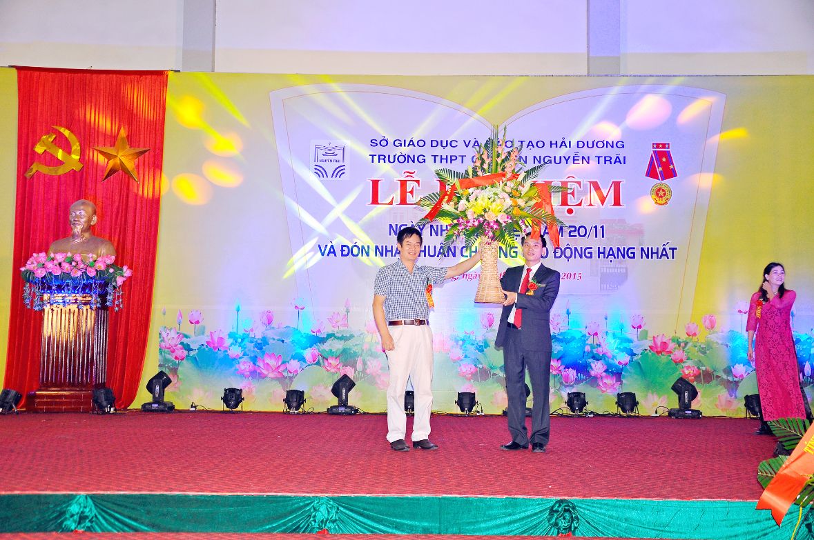 Nhấn để phóng to