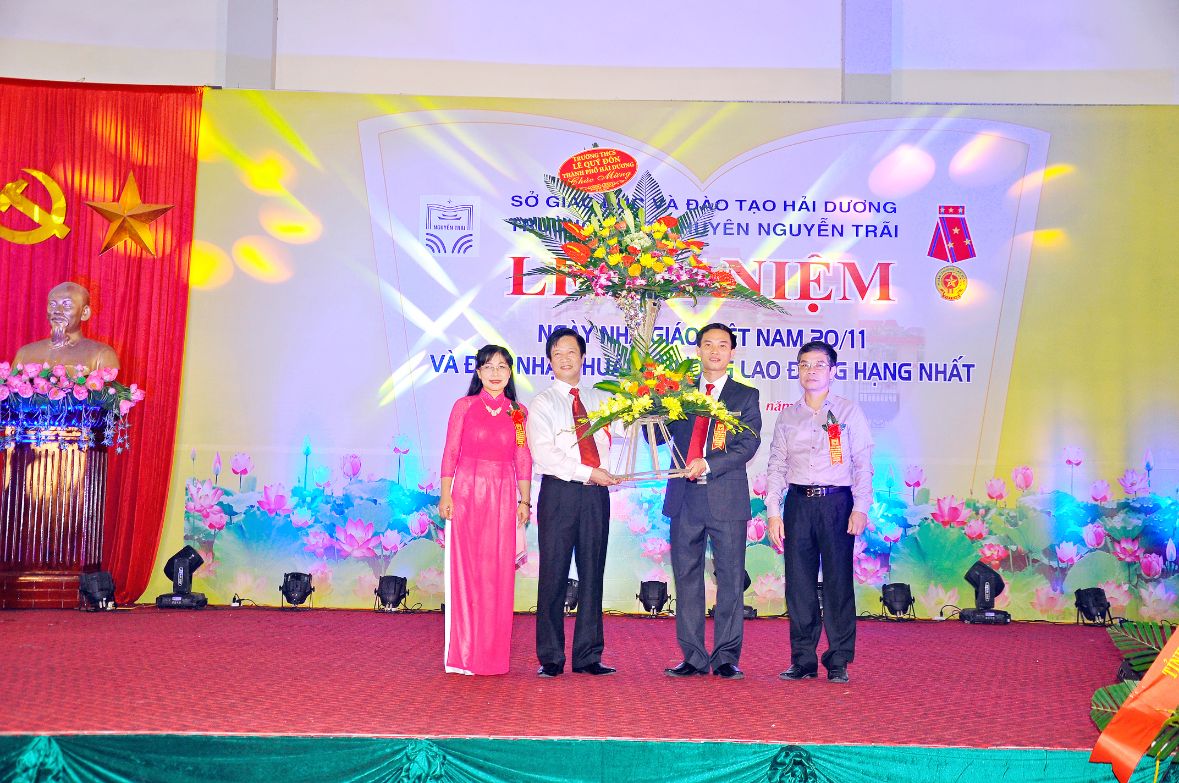 Nhấn để phóng to