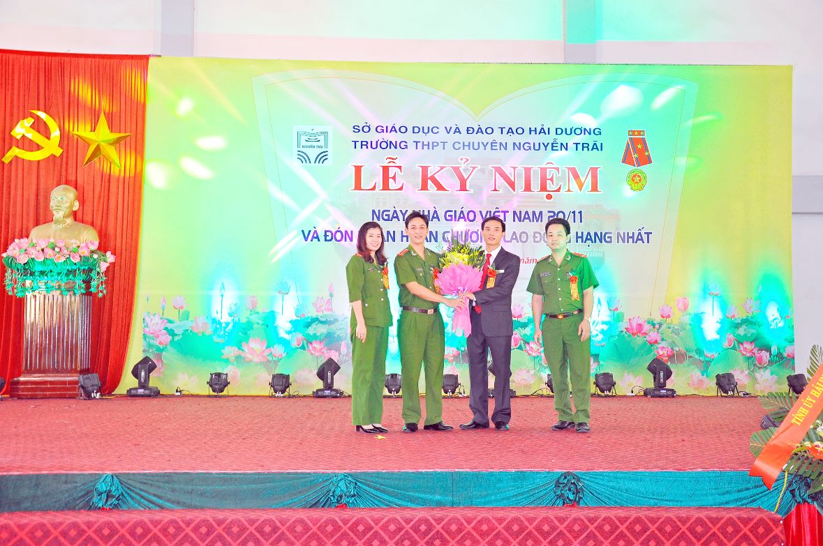 Nhấn để phóng to