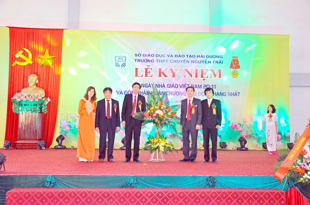 Nhấn để phóng to