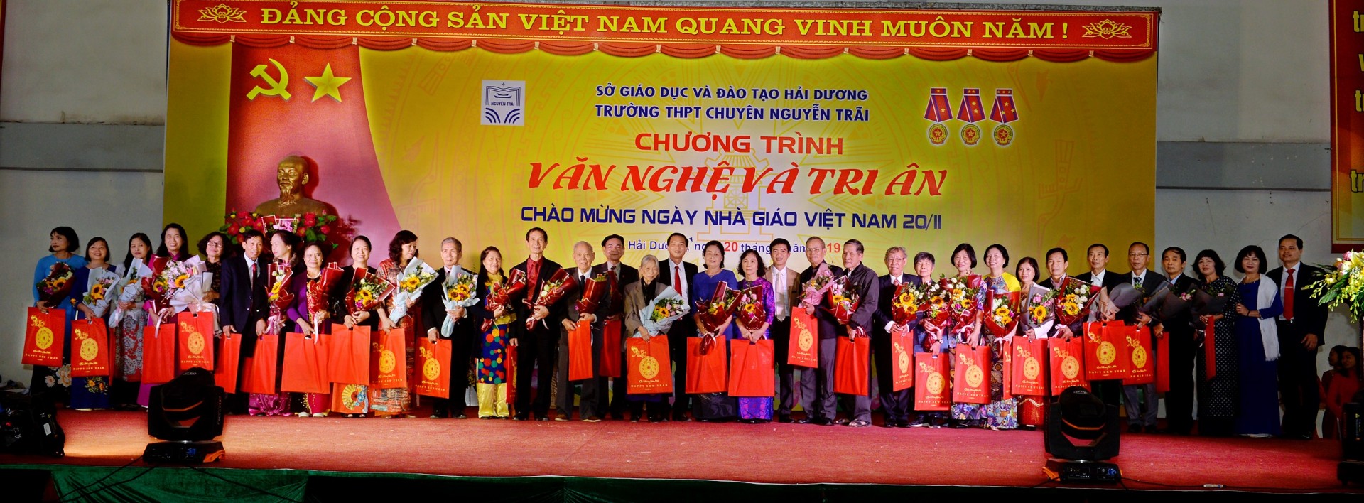Nhấn để phóng to