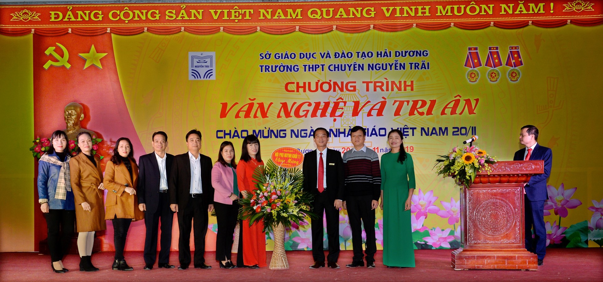 Nhấn để phóng to