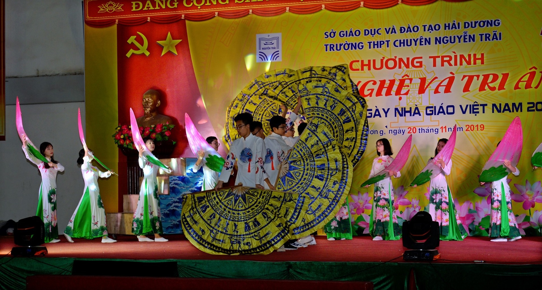Nhấn để phóng to