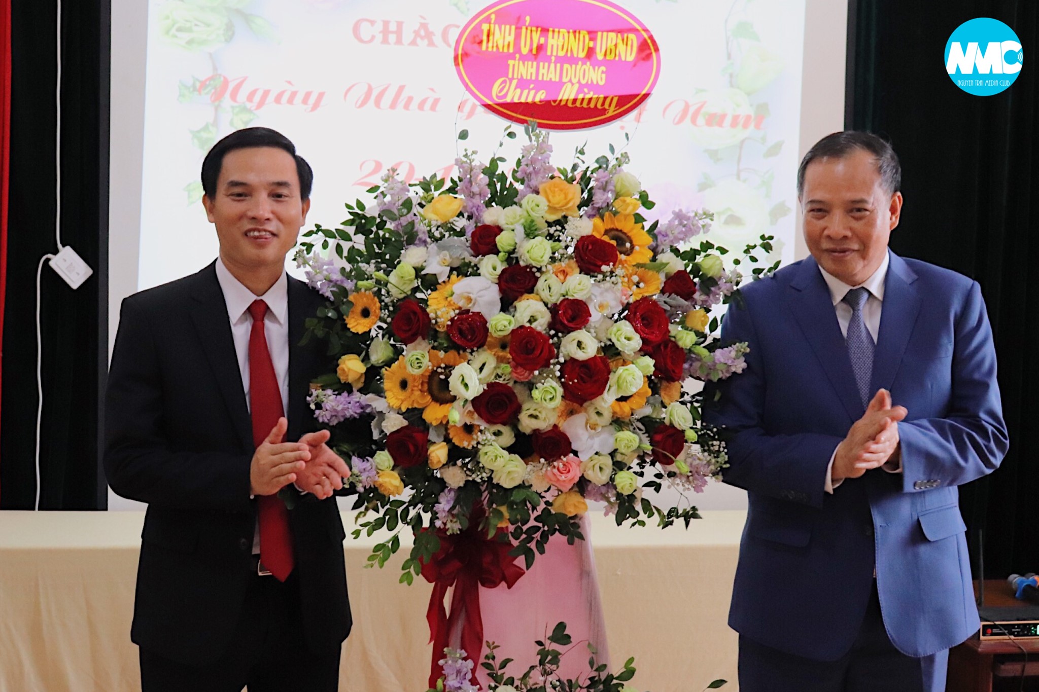 Nhấn để phóng to